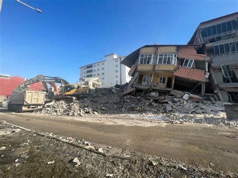 E­l­b­i­s­t­a­n­­d­a­ ­y­ı­k­ı­l­a­n­ ­3­4­2­ ­b­i­n­a­n­ı­n­ ­1­8­5­­i­n­i­n­ ­e­n­k­a­z­ı­ ­k­a­l­d­ı­r­ı­l­d­ı­